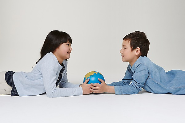 포토 JPG 스튜디오촬영 외국인 해외기획촬영 여자 남자 초등학생 어린이 엎드리기 모션 실내 미소 사람 동양인 상반신 두명 옆모습 10대 지구본 마주보기 잡기 보호 일본인 2015년일본 십대만 국내포토 학생 뷰포인트 컨셉 청소년 표정 인종 내부 파일형식
