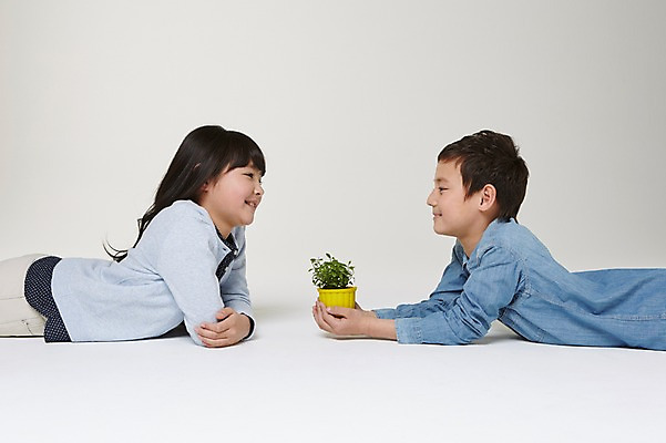 포토 JPG 스튜디오촬영 외국인 해외기획촬영 여자 남자 화분 초등학생 어린이 엎드리기 모션 실내 미소 들기 사람 동양인 상반신 두명 옆모습 10대 마주보기 보호 일본인 2015년일본 십대만 국내포토 학생 뷰포인트 컨셉 청소년 표정 인종 내부 파일형식