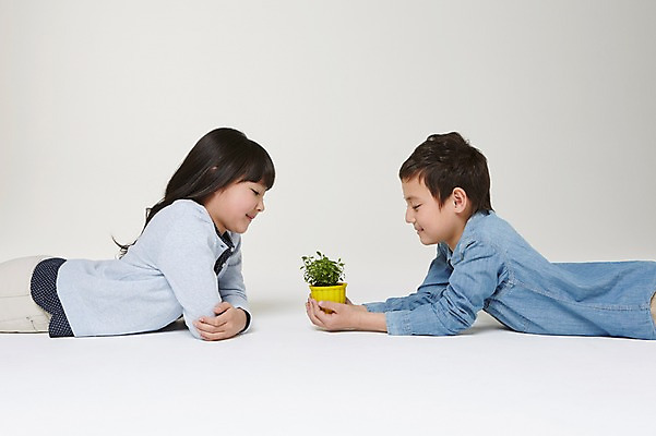 포토 JPG 스튜디오촬영 외국인 식물 해외기획촬영 여자 남자 화분 초등학생 어린이 엎드리기 모션 실내 들기 사람 동양인 상반신 두명 옆모습 10대 보호 일본인 2015년일본 십대만 국내포토 학생 뷰포인트 컨셉 청소년 인종 내부 파일형식