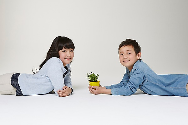 포토 JPG 스튜디오촬영 외국인 식물 해외기획촬영 여자 남자 화분 초등학생 어린이 엎드리기 모션 실내 미소 들기 사람 동양인 상반신 두명 옆모습 10대 보호 일본인 2015년일본 십대만 국내포토 학생 뷰포인트 컨셉 청소년 표정 인종 내부 파일형식