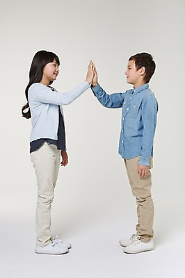 포토 JPG 스튜디오촬영 전신 외국인 해외기획촬영 여자 남자 초등학생 어린이 모션 실내 서기 미소 사람 동양인 두명 옆모습 10대 마주보기 일본인 손맞댄 2015년일본 십대만 국내포토 학생 뷰포인트 청소년 표정 인종 내부 파일형식