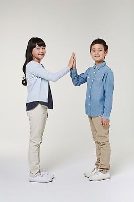 포토 JPG 스튜디오촬영 전신 외국인 해외기획촬영 여자 남자 초등학생 어린이 모션 실내 서기 미소 사람 동양인 두명 옆모습 10대 마주보기 일본인 손맞댄 2015년일본 십대만 국내포토 학생 뷰포인트 청소년 표정 인종 내부 파일형식