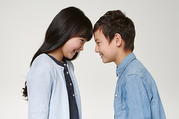 포토 JPG 스튜디오촬영 외국인 해외기획촬영 여자 남자 초등학생 어린이 모션 실내 서기 미소 웃음 사람 동양인 상반신 두명 옆모습 10대 마주보기 일본인 이마맞대기 2015년일본 십대만 국내포토 학생 뷰포인트 청소년 표정 인종 내부 얼굴맞대기 파일형식