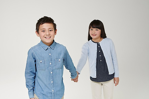 포토 JPG 스튜디오촬영 외국인 해외기획촬영 여자 남자 초등학생 어린이 모션 실내 서기 미소 사람 동양인 상반신 두명 앞모습 10대 손잡기 일본인 2015년일본 십대만 국내포토 학생 뷰포인트 청소년 표정 인종 내부 파일형식