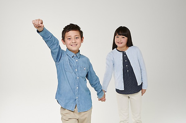 포토 JPG 스튜디오촬영 외국인 해외기획촬영 여자 남자 초등학생 어린이 모션 실내 서기 미소 사람 동양인 상반신 두명 앞모습 10대 손들기 손잡기 일본인 2015년일본 십대만 국내포토 학생 뷰포인트 청소년 표정 인종 내부 파일형식