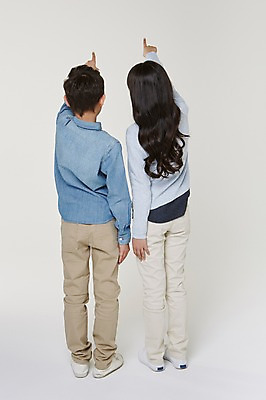 포토 JPG 스튜디오촬영 전신 외국인 해외기획촬영 여자 남자 초등학생 어린이 모션 실내 서기 사람 동양인 손짓 두명 뒷모습 10대 가리킴 일본인 2015년일본 십대만 국내포토 학생 뷰포인트 청소년 인종 내부 파일형식
