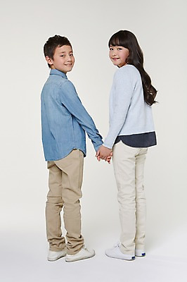 포토 JPG 스튜디오촬영 전신 외국인 해외기획촬영 여자 남자 초등학생 어린이 모션 실내 서기 미소 사람 동양인 두명 뒷모습 10대 손잡기 뒤돌아보기 일본인 2015년일본 십대만 국내포토 학생 뷰포인트 청소년 표정 인종 내부 파일형식