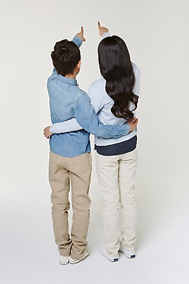 포토 JPG 스튜디오촬영 전신 외국인 해외기획촬영 여자 남자 초등학생 어린이 안기 모션 실내 서기 사람 동양인 손짓 두명 뒷모습 10대 가리킴 일본인 2015년일본 십대만 국내포토 학생 뷰포인트 청소년 인종 내부 파일형식
