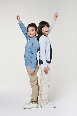 포토 JPG 스튜디오촬영 전신 외국인 해외기획촬영 여자 남자 초등학생 어린이 모션 실내 서기 미소 사람 동양인 손짓 두명 옆모습 10대 주먹 등맞대기 일본인 가위바위보 2015년일본 십대만 국내포토 가위손 학생 뷰포인트 청소년 놀이 표정 인종 내부 파일형식