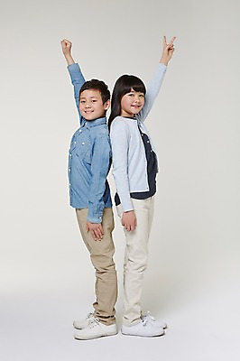 포토 JPG 스튜디오촬영 전신 외국인 해외기획촬영 여자 남자 초등학생 어린이 모션 실내 서기 미소 사람 동양인 손짓 두명 옆모습 10대 주먹 등맞대기 일본인 가위바위보 2015년일본 십대만 국내포토 가위손 학생 뷰포인트 청소년 놀이 표정 인종 내부 파일형식