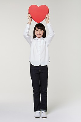 포토 JPG 스튜디오촬영 전신 외국인 해외기획촬영 여자 초등학생 어린이 모션 프레임 실내 한명 서기 미소 들기 사람 동양인 앞모습 10대 하트 도움 목표 일본인 알림 하트프레임 2015년일본 여자만 여자한명만 소녀만 국내포토 모양 1 학생 뷰포인트 컨셉 청소년 표정 인종 내부 어린이만 파일형식