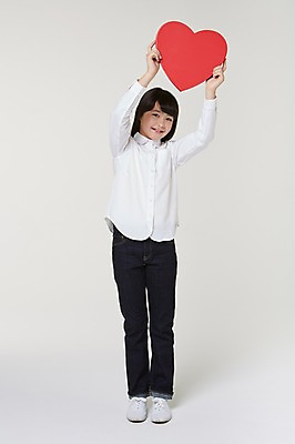 포토 JPG 스튜디오촬영 전신 외국인 해외기획촬영 여자 초등학생 어린이 모션 프레임 실내 한명 서기 미소 들기 사람 동양인 앞모습 10대 하트 도움 목표 일본인 알림 하트프레임 2015년일본 여자만 여자한명만 소녀만 국내포토 모양 1 학생 뷰포인트 컨셉 청소년 표정 인종 내부 어린이만 파일형식