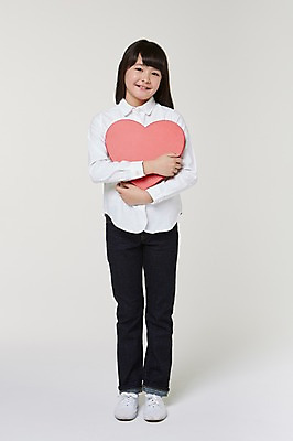 포토 JPG 스튜디오촬영 전신 외국인 해외기획촬영 여자 초등학생 어린이 안기 모션 프레임 실내 한명 서기 미소 들기 사람 동양인 앞모습 10대 하트 도움 목표 일본인 알림 하트프레임 2015년일본 여자만 여자한명만 소녀만 국내포토 모양 1 학생 뷰포인트 컨셉 청소년 표정 인종 내부 어린이만 파일형식