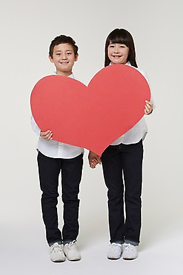 포토 JPG 스튜디오촬영 전신 외국인 해외기획촬영 여자 남자 초등학생 어린이 모션 프레임 실내 서기 미소 들기 사람 동양인 두명 앞모습 10대 손잡기 하트 도움 목표 일본인 알림 하트프레임 2015년일본 십대만 국내포토 모양 학생 뷰포인트 컨셉 청소년 표정 인종 내부 파일형식