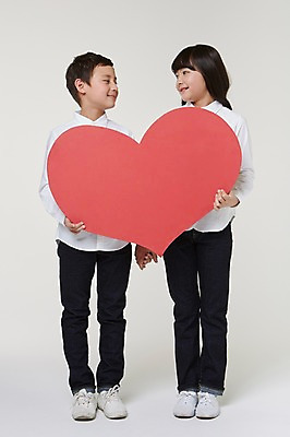 포토 JPG 스튜디오촬영 전신 외국인 해외기획촬영 여자 남자 초등학생 어린이 모션 프레임 실내 서기 미소 들기 사람 동양인 두명 앞모습 10대 마주보기 손잡기 하트 도움 목표 일본인 알림 하트프레임 2015년일본 십대만 국내포토 모양 학생 뷰포인트 컨셉 청소년 표정 인종 내부 파일형식