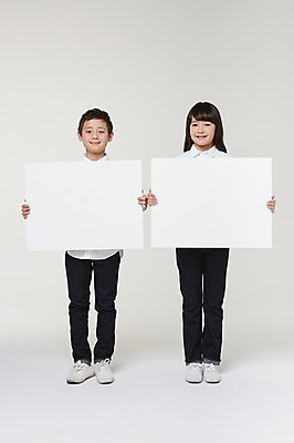 포토 JPG 스튜디오촬영 전신 외국인 해외기획촬영 여자 남자 초등학생 어린이 모션 프레임 실내 서기 미소 들기 사람 동양인 두명 앞모습 10대 도움 목표 일본인 알림 2015년일본 십대만 국내포토 학생 뷰포인트 컨셉 청소년 표정 인종 내부 파일형식