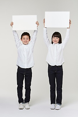 포토 JPG 스튜디오촬영 전신 외국인 해외기획촬영 여자 남자 초등학생 어린이 모션 프레임 실내 서기 미소 들기 사람 동양인 두명 앞모습 10대 도움 목표 일본인 알림 2015년일본 십대만 국내포토 학생 뷰포인트 컨셉 청소년 표정 인종 내부 파일형식