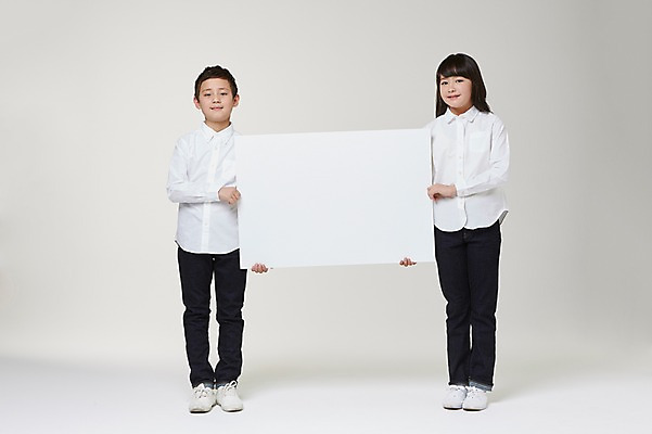 포토 JPG 스튜디오촬영 전신 외국인 해외기획촬영 여자 남자 초등학생 어린이 모션 프레임 실내 서기 미소 들기 사람 동양인 두명 앞모습 10대 도움 목표 일본인 알림 2015년일본 십대만 국내포토 학생 뷰포인트 컨셉 청소년 표정 인종 내부 파일형식