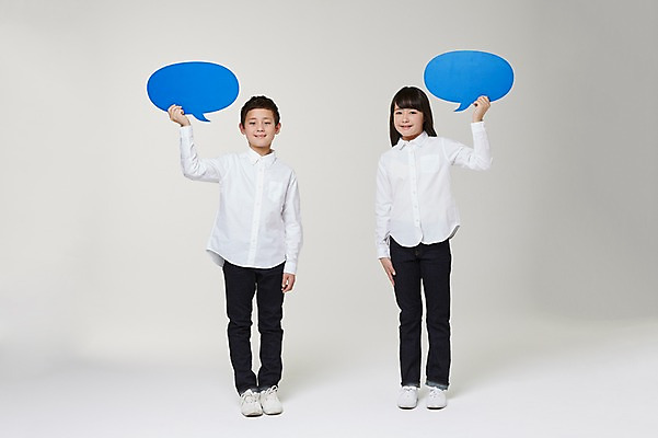 포토 JPG 스튜디오촬영 전신 외국인 해외기획촬영 여자 남자 초등학생 어린이 말풍선 모션 실내 서기 미소 들기 사람 동양인 두명 앞모습 10대 도움 목표 일본인 알림 2015년일본 십대만 국내포토 학생 뷰포인트 컨셉 청소년 표정 인종 내부 파일형식