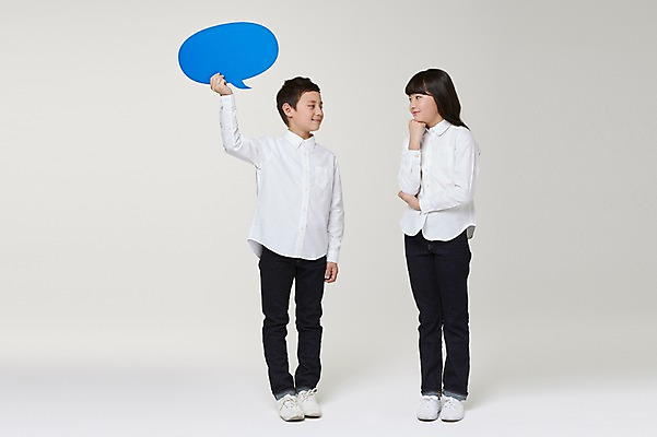 포토 JPG 스튜디오촬영 전신 외국인 해외기획촬영 여자 남자 초등학생 어린이 말풍선 모션 실내 대화 서기 미소 들기 사람 동양인 두명 앞모습 10대 마주보기 턱괴기 도움 목표 일본인 고민 2015년일본 십대만 국내포토 학생 감정 뷰포인트 컨셉 청소년 표정 말하기 인종 내부 파일형식