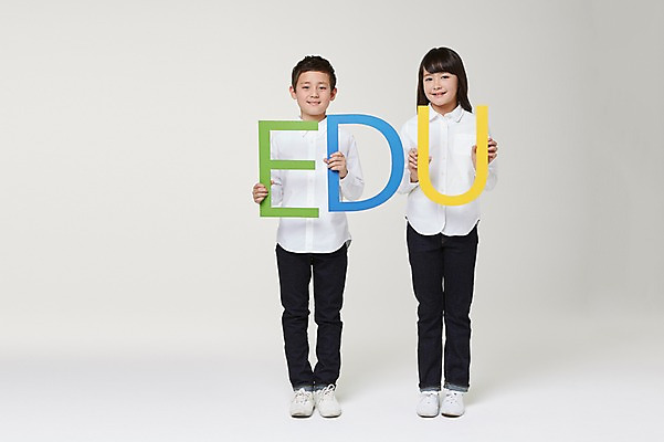 포토 JPG 스튜디오촬영 전신 외국인 해외기획촬영 여자 교육 남자 초등학생 어린이 모션 실내 서기 미소 들기 사람 동양인 두명 앞모습 10대 일본인 에듀 2015년일본 십대만 국내포토 학생 뷰포인트 청소년 표정 인종 내부 에듀케이션 파일형식