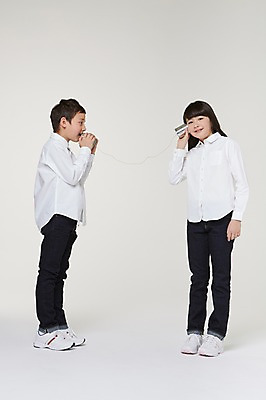 포토 JPG 스튜디오촬영 전신 외국인 해외기획촬영 여자 남자 초등학생 어린이 모션 실내 말하기 대화 서기 미소 들기 사람 동양인 두명 앞모습 옆모습 10대 듣기 일본인 실전화기 즐거움 2015년일본 십대만 국내포토 학생 감정 뷰포인트 청소년 표정 인종 내부 파일형식