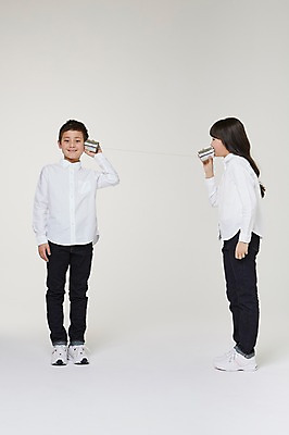 포토 JPG 스튜디오촬영 전신 외국인 해외기획촬영 여자 남자 초등학생 어린이 모션 실내 말하기 대화 서기 미소 들기 사람 동양인 두명 앞모습 옆모습 10대 듣기 일본인 실전화기 즐거움 2015년일본 십대만 국내포토 학생 감정 뷰포인트 청소년 표정 인종 내부 파일형식