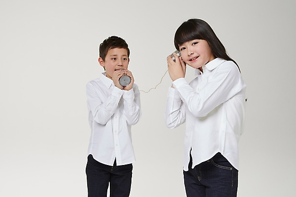 포토 JPG 스튜디오촬영 외국인 해외기획촬영 여자 남자 초등학생 어린이 모션 실내 말하기 대화 서기 미소 들기 사람 동양인 상반신 두명 10대 듣기 일본인 실전화기 즐거움 2015년일본 십대만 국내포토 학생 감정 청소년 표정 인종 내부 파일형식