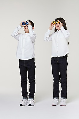 포토 JPG 스튜디오촬영 전신 외국인 해외기획촬영 여자 남자 초등학생 어린이 모션 실내 서기 미소 들기 사람 동양인 두명 앞모습 10대 쌍안경 망원경 관찰 일본인 분석 의문 2015년일본 십대만 국내포토 학생 뷰포인트 컨셉 청소년 표정 인종 내부 파일형식