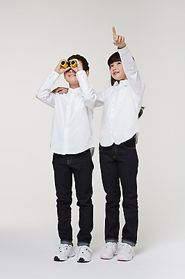 포토 JPG 스튜디오촬영 전신 외국인 해외기획촬영 여자 남자 초등학생 어린이 모션 어깨동무 실내 서기 미소 들기 사람 동양인 손짓 두명 앞모습 10대 쌍안경 망원경 가리킴 관찰 일본인 분석 의문 2015년일본 십대만 국내포토 학생 뷰포인트 포즈 컨셉 청소년 표정 인종 내부 파일형식