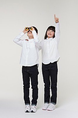 포토 JPG 스튜디오촬영 전신 외국인 해외기획촬영 여자 남자 초등학생 어린이 모션 어깨동무 실내 서기 미소 들기 사람 동양인 손짓 두명 앞모습 10대 쌍안경 망원경 가리킴 관찰 일본인 분석 의문 2015년일본 십대만 국내포토 학생 뷰포인트 포즈 컨셉 청소년 표정 인종 내부 파일형식