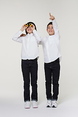 포토 JPG 스튜디오촬영 전신 외국인 해외기획촬영 여자 남자 초등학생 어린이 모션 어깨동무 실내 서기 미소 들기 사람 동양인 손짓 두명 앞모습 10대 쌍안경 망원경 가리킴 관찰 일본인 분석 의문 2015년일본 십대만 국내포토 학생 뷰포인트 포즈 컨셉 청소년 표정 인종 내부 파일형식