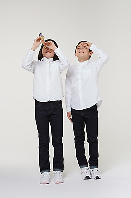 포토 JPG 스튜디오촬영 전신 외국인 해외기획촬영 여자 남자 초등학생 어린이 모션 실내 서기 미소 들기 사람 동양인 손짓 두명 앞모습 10대 망원경 일안경 올려보기 관찰 일본인 분석 의문 2015년일본 십대만 국내포토 학생 뷰포인트 컨셉 청소년 표정 인종 내부 파일형식