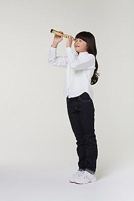 포토 JPG 스튜디오촬영 전신 외국인 해외기획촬영 여자 초등학생 어린이 모션 실내 한명 서기 미소 들기 사람 동양인 옆모습 10대 망원경 일안경 관찰 일본인 분석 의문 2015년일본 여자만 여자한명만 소녀만 국내포토 1 학생 뷰포인트 컨셉 청소년 표정 인종 내부 어린이만 파일형식