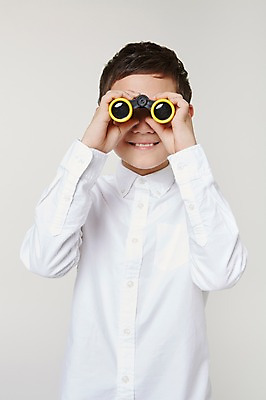 포토 JPG 스튜디오촬영 외국인 해외기획촬영 남자 초등학생 어린이 모션 실내 한명 미소 들기 사람 동양인 상반신 앞모습 10대 쌍안경 망원경 눈가림 관찰 일본인 분석 의문 2015년일본 남자만 남자한명만 십대만 십대남자만 십대남자한명만 국내포토 1 학생 뷰포인트 컨셉 청소년 표정 인종 내부 가림 파일형식