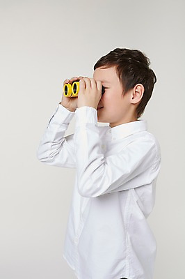 포토 JPG 스튜디오촬영 외국인 해외기획촬영 남자 초등학생 어린이 모션 실내 한명 들기 사람 동양인 상반신 옆모습 10대 쌍안경 망원경 관찰 일본인 분석 의문 2015년일본 남자만 남자한명만 십대만 십대남자만 십대남자한명만 국내포토 1 학생 뷰포인트 컨셉 청소년 인종 내부 파일형식