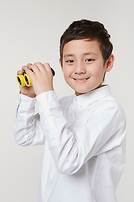 포토 JPG 스튜디오촬영 외국인 해외기획촬영 남자 초등학생 어린이 모션 실내 한명 미소 들기 사람 동양인 상반신 옆모습 10대 쌍안경 망원경 관찰 일본인 분석 의문 2015년일본 남자만 남자한명만 십대만 십대남자만 십대남자한명만 국내포토 1 학생 뷰포인트 컨셉 청소년 표정 인종 내부 파일형식