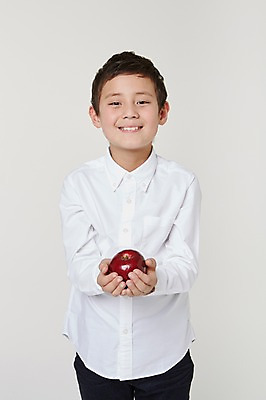 포토 JPG 스튜디오촬영 외국인 해외기획촬영 남자 초등학생 어린이 모션 실내 한명 서기 미소 들기 사람 동양인 상반신 앞모습 10대 한개 보호 사과 일본인 주기 2015년일본 남자만 남자한명만 십대만 십대남자만 십대남자한명만 국내포토 1 학생 뷰포인트 컨셉 과일 청소년 표정 인종 내부 파일형식