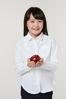 포토 JPG 스튜디오촬영 외국인 해외기획촬영 여자 초등학생 어린이 모션 실내 한명 서기 미소 들기 사람 동양인 상반신 앞모습 10대 한개 보호 사과 일본인 주기 2015년일본 여자만 여자한명만 소녀만 국내포토 1 학생 뷰포인트 컨셉 과일 청소년 표정 인종 내부 어린이만 파일형식
