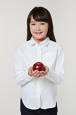 포토 JPG 스튜디오촬영 외국인 해외기획촬영 여자 초등학생 어린이 모션 실내 한명 서기 미소 들기 사람 동양인 상반신 앞모습 10대 한개 보호 사과 일본인 주기 2015년일본 여자만 여자한명만 소녀만 국내포토 1 학생 뷰포인트 컨셉 과일 청소년 표정 인종 내부 어린이만 파일형식