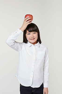 포토 JPG 스튜디오촬영 외국인 해외기획촬영 여자 초등학생 어린이 모션 실내 한명 서기 미소 들기 사람 동양인 상반신 앞모습 10대 한개 보호 사과 일본인 2015년일본 여자만 여자한명만 소녀만 놓기 국내포토 1 학생 뷰포인트 컨셉 과일 청소년 표정 인종 내부 어린이만 파일형식