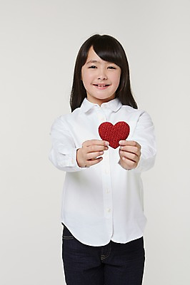 포토 JPG 스튜디오촬영 외국인 해외기획촬영 여자 초등학생 어린이 모션 실내 사랑 한명 서기 미소 들기 사람 동양인 상반신 앞모습 10대 하트 보호 일본인 주기 2015년일본 여자만 여자한명만 소녀만 국내포토 모양 1 학생 감정 뷰포인트 컨셉 청소년 표정 인종 내부 어린이만 파일형식
