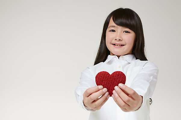 포토 JPG 스튜디오촬영 외국인 해외기획촬영 여자 초등학생 어린이 모션 실내 사랑 한명 미소 들기 사람 동양인 상반신 앞모습 10대 하트 보호 일본인 주기 2015년일본 여자만 여자한명만 소녀만 국내포토 모양 1 학생 감정 뷰포인트 컨셉 청소년 표정 인종 내부 어린이만 파일형식