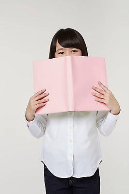 포토 JPG 스튜디오촬영 외국인 해외기획촬영 여자 초등학생 어린이 모션 실내 한명 서기 들기 사람 동양인 상반신 앞모습 10대 책 펼침 일본인 한권 입가림 2015년일본 여자만 여자한명만 소녀만 국내포토 1 학생 뷰포인트 청소년 인종 내부 가림 어린이만 파일형식