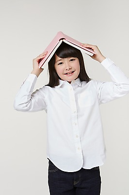 포토 JPG 스튜디오촬영 외국인 해외기획촬영 여자 초등학생 어린이 모션 실내 한명 서기 미소 들기 사람 동양인 상반신 앞모습 10대 책 펼침 일본인 한권 2015년일본 여자만 여자한명만 소녀만 놓기 국내포토 1 학생 뷰포인트 청소년 표정 인종 내부 어린이만 파일형식