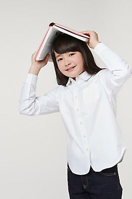 포토 JPG 스튜디오촬영 외국인 해외기획촬영 여자 초등학생 어린이 모션 실내 한명 서기 미소 들기 사람 동양인 상반신 앞모습 10대 책 펼침 일본인 한권 2015년일본 여자만 여자한명만 소녀만 놓기 국내포토 1 학생 뷰포인트 청소년 표정 인종 내부 어린이만 파일형식