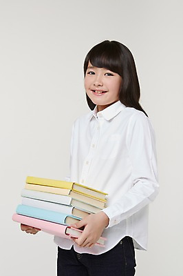 포토 JPG 스튜디오촬영 외국인 해외기획촬영 여자 초등학생 어린이 모션 실내 한명 서기 미소 들기 사람 동양인 상반신 옆모습 10대 책 일본인 여러권 2015년일본 여자만 여자한명만 소녀만 국내포토 1 학생 뷰포인트 다수 청소년 표정 인종 내부 어린이만 파일형식