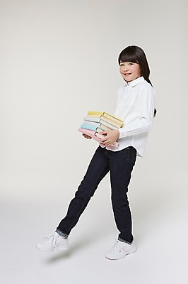 포토 JPG 스튜디오촬영 전신 외국인 해외기획촬영 여자 초등학생 어린이 모션 실내 한명 서기 미소 들기 사람 동양인 옆모습 10대 책 일본인 여러권 2015년일본 여자만 여자한명만 소녀만 국내포토 1 학생 뷰포인트 다수 청소년 표정 인종 내부 어린이만 파일형식