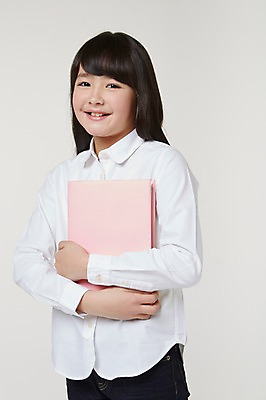 포토 JPG 스튜디오촬영 외국인 해외기획촬영 여자 초등학생 어린이 안기 모션 실내 한명 서기 미소 들기 사람 동양인 상반신 앞모습 10대 책 일본인 2015년일본 여자만 여자한명만 소녀만 국내포토 1 학생 뷰포인트 청소년 표정 인종 내부 어린이만 파일형식