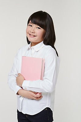 포토 JPG 스튜디오촬영 외국인 해외기획촬영 여자 초등학생 어린이 안기 모션 실내 한명 서기 미소 들기 사람 동양인 상반신 옆모습 10대 책 일본인 2015년일본 여자만 여자한명만 소녀만 국내포토 1 학생 뷰포인트 청소년 표정 인종 내부 어린이만 파일형식